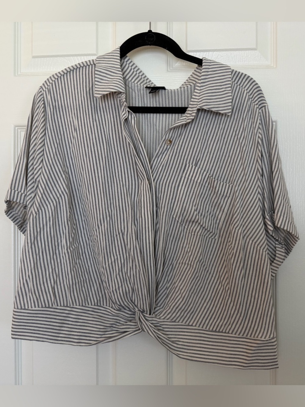 Torrid cropped blue/cream top